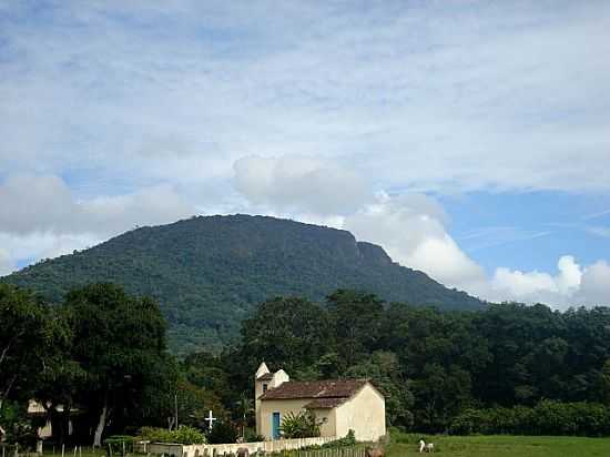 CAPELA DA FAZENDA SO MIGUEL COM A SERRA AO FUNDO EM BARRO PRETO-BA-FOTO:DANIEL DUARTE - BARRO PRETO - BA