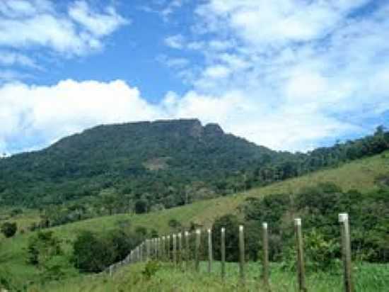 DETALHE DA FENDA DA PEDRA LASCADA EM BARRO PRETO-BA-FOTO:DANIEL DUARTE - BARRO PRETO - BA