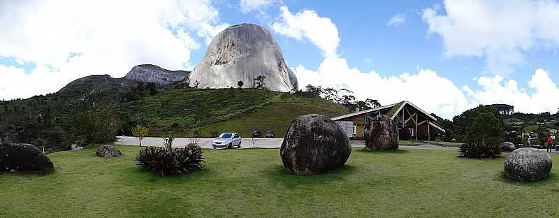 PEDRA AZUL-ES-CENTRO DE ATENDIMENTO AO TURISTA COM A PEDRA AO FUNDO-FOTO:PAULO YUJI TAKARADA  - PEDRA AZUL - ES