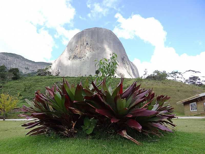 PEDRA AZUL-ES-CENTRO DE ATENDIMENTO AO TURISTA COM A PEDRA AO FUNDO-FOTO:PAULO YUJI TAKARADA   - PEDRA AZUL - ES