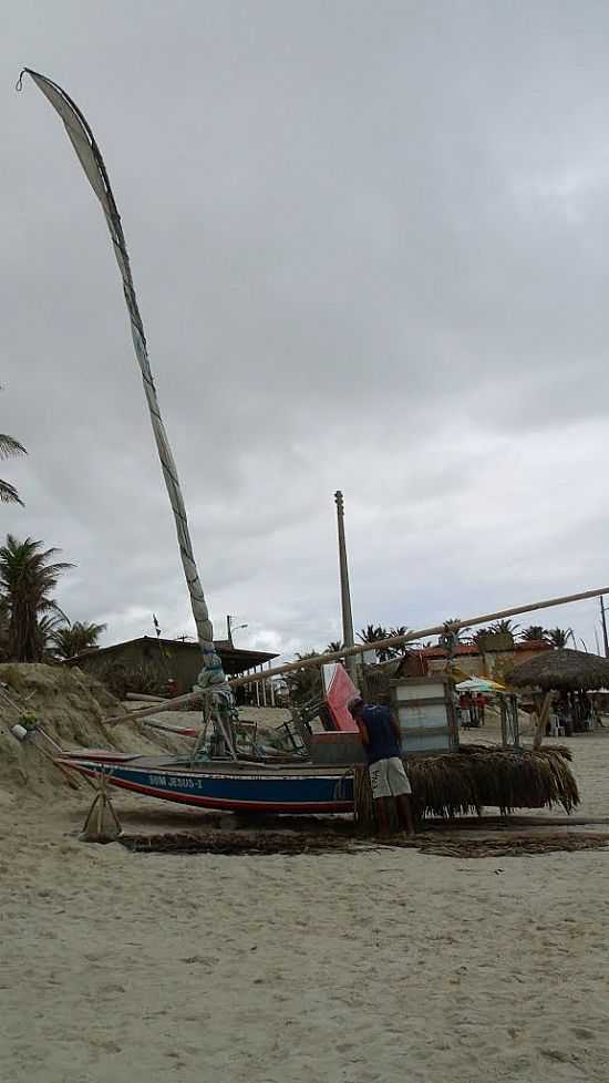 PRAIA DO CANTO VERDE-CE-BARCOS DE PESCA NA PRAIA-FOTO:ATTILA RIVERA - PRAIA DO CANTO VERDE - CE