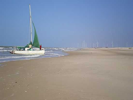 PRAIA DO CANTO VERDE-CE-CATAMAR E TORRES ELICAS NA PRAINHA-FOTO:MARDONIO CARVALHO - PRAIA DO CANTO VERDE - CE