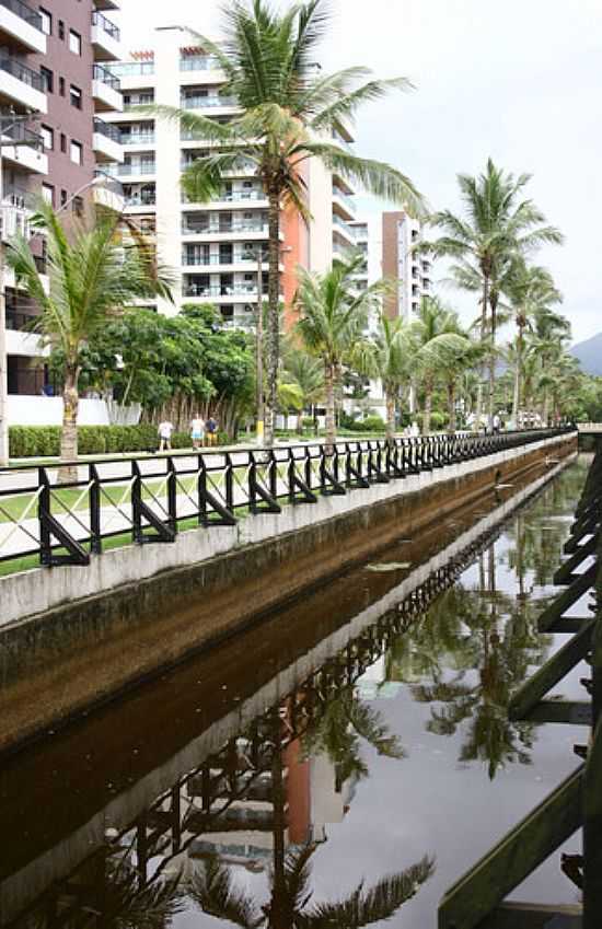 AVENIDA NA RIVIERA-FOTO:BEATRIZ BARRETO TANE - RIVIERA DE SO LOURENO - SP