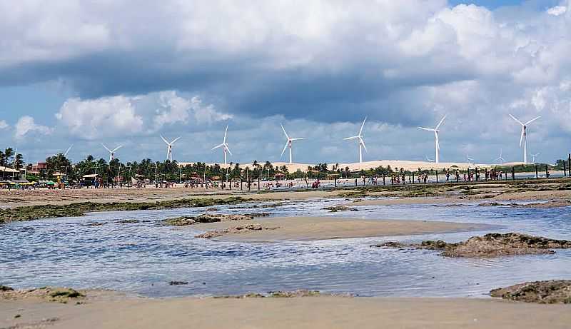 PRAIA DE FLEXEIRAS-CE-TORRES DE ENERGIA ELICA NA PRAIA-FOTO:ARAGO - PRAIA DE FLEXEIRAS - CE