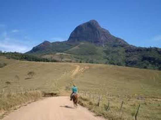 ESTRADA E AO FUNDO PICO DO PAPAGAIO EM VALE DO MATUTU-FOTO:ANDARILHODALUZ - VALE DO MATUTU - MG