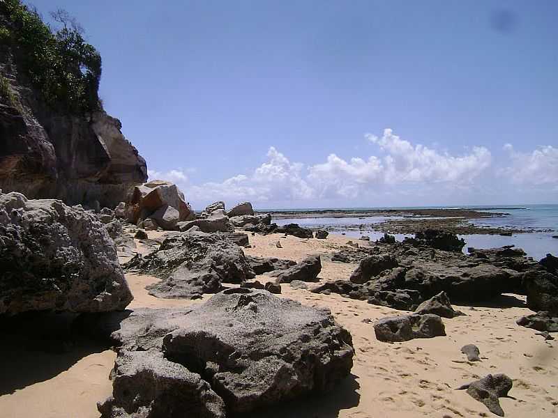 PRAIA DO ESPELHO-BA-ROCHAS NA PRAIA-FOTO:GIULIANO NOVAIS - PRAIA DO ESPELHO - BA