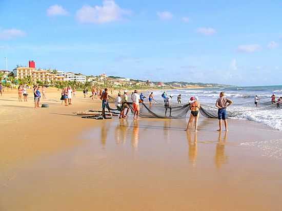 PESCA DE ARRASTO NA PRAIA DE PONTA NEGRA-RN-FOTO:CANIOEDDI - PRAIA DE PONTA NEGRA - RN