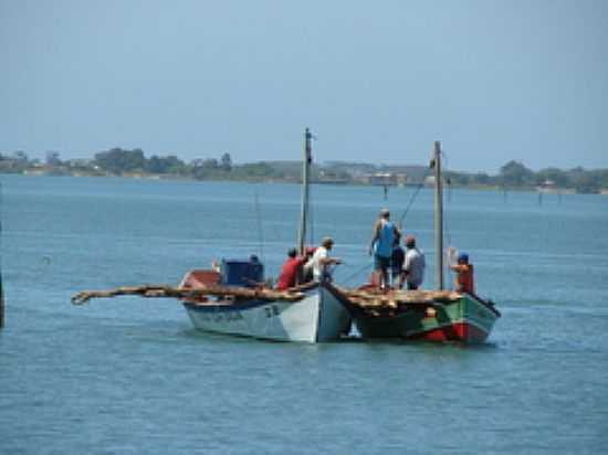 PESCADORES EM CASSINO-FOTO:NELSON BIASOLI DOS A - CASSINO - RS