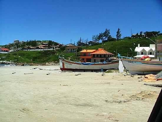 PRAIA DE ITAPIRUB-SC-BARCOS NA PRAIA-FOTO:MAURICIO DRUNN - PRAIA DE ITAPIRUB  - SC