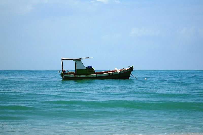 PRAIA DE GAIBU-PE-BARCO DE PESCADOR-FOTO:ALAN BERNARDINO DE OLIVEIRA - PRAIA DE GAIBU - PE