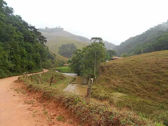 SO ROQUE DE MARAVILHA-ES-CRREGO E ESTRADA-FOTO:REGINA BARCELOS - SO ROQUE DE MARAVILHA - ES