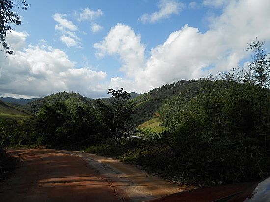 SO ROQUE DE MARAVILHA-ES-ESTRADA EM REA RURAL-FOTO:REGINA BARCELOS - SO ROQUE DE MARAVILHA - ES