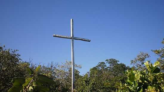 CRUZ NO ALTO DA SERRA DE MISSO DE ARICOB-BA-FOTO:VAGNO VILAS BOAS - MISSO DE ARICOB - BA