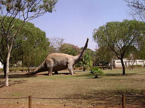 PEIRPOLIS-MG-DINOSSAURO SAURPODE NO MUSEU-FOTO:GIULIANO NOVAIS - PEIRPOLIS - MG