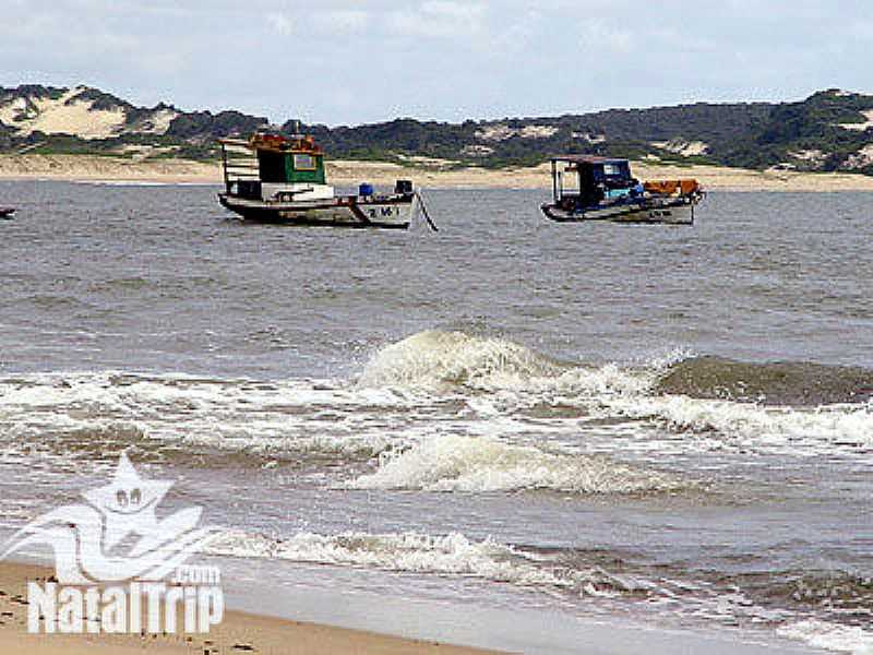 PRAIA DE PITANGUI-RN-BARCAAS NA PRAIA-FOTO:JULIANO CAETANO - PRAIA DE PITANGUI - RN