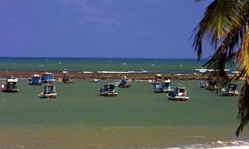 PRAIA DE PITANGUI-RN-BARCOS NA PRAIA-FOTO:NATALBRASIL.TUR.BR - PRAIA DE PITANGUI - RN