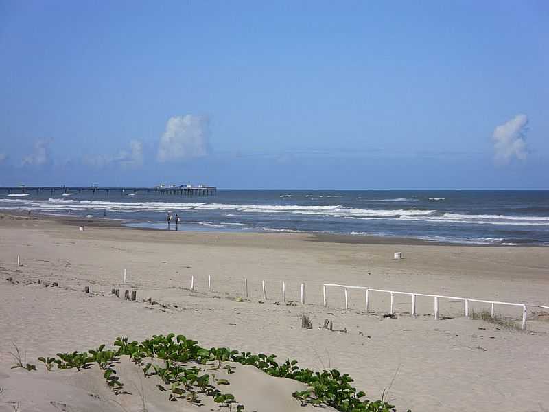 BALNERIO RINCO-SC-PRAIA E A PLATAFORMA AO FUNDO-FOTO:JOS CARMINATTI - BALNERIO RINCO - SC