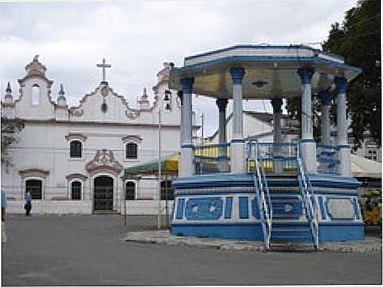 IGREJA E CORETO NA PRAA DE SERRINHA-FOTO:HELIO QUEIROZ - SERRINHA - BA
