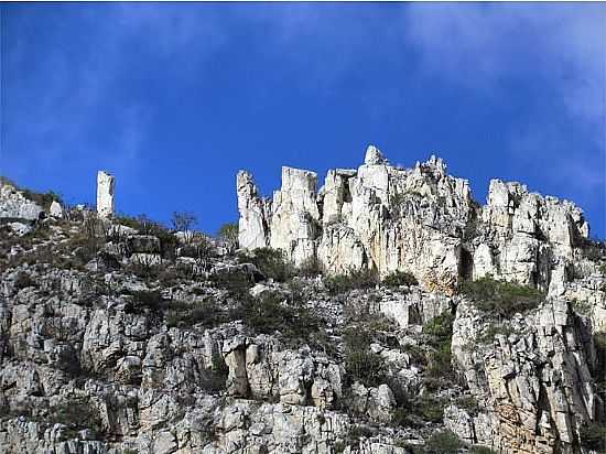 MONTANHAS DE ROCHAS CALCRIAS EM STIO DO MEIO-BA-FOTO:HEBERTEGUEDES - STIO DO MEIO - BA