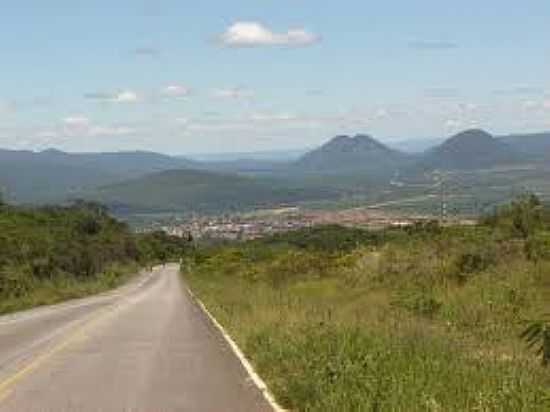 VISTA DA CIDADE COM A SERRA AO FUNDO-FOTO:PEDAL. - TANHAU - BA