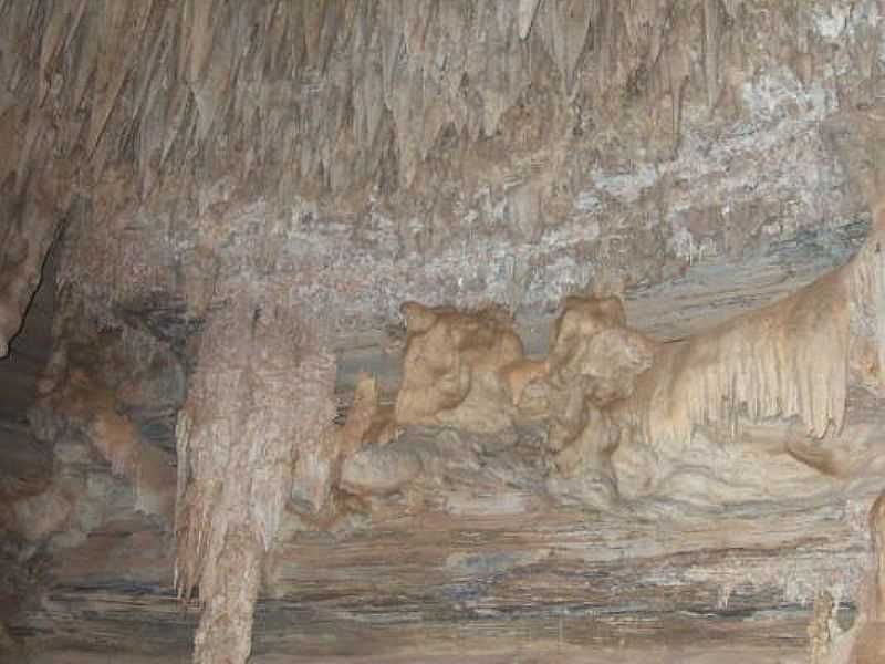UBIRAIT-BA-UM LUSTRE NA GRUTA DA PAIXO-FOTO:ARCIONE TEIXEIRA LIMA - UBIRAIT - BA