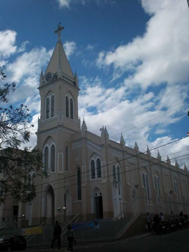 CATEDRAL NOSSA SENHORA DAS VITRIAS, VITRIA DA CONQUISTA UM EXCELENTE EXEMPLO DA ARQUITETURA DAS IGREJAS CATLICAS DO INCIO DO SCULO XX,, POR MIQUINHO MARINHO - VITRIA DA CONQUISTA - BA