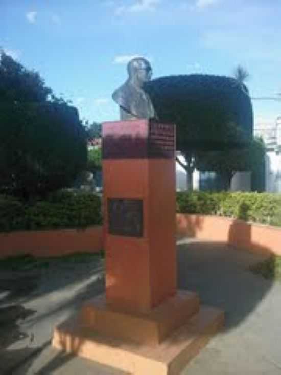 ESTTUA DO DR.WOOD NO CENTRO DE WAGNER-FOTO:WASHIGTON MARTINS AL - WAGNER - BA