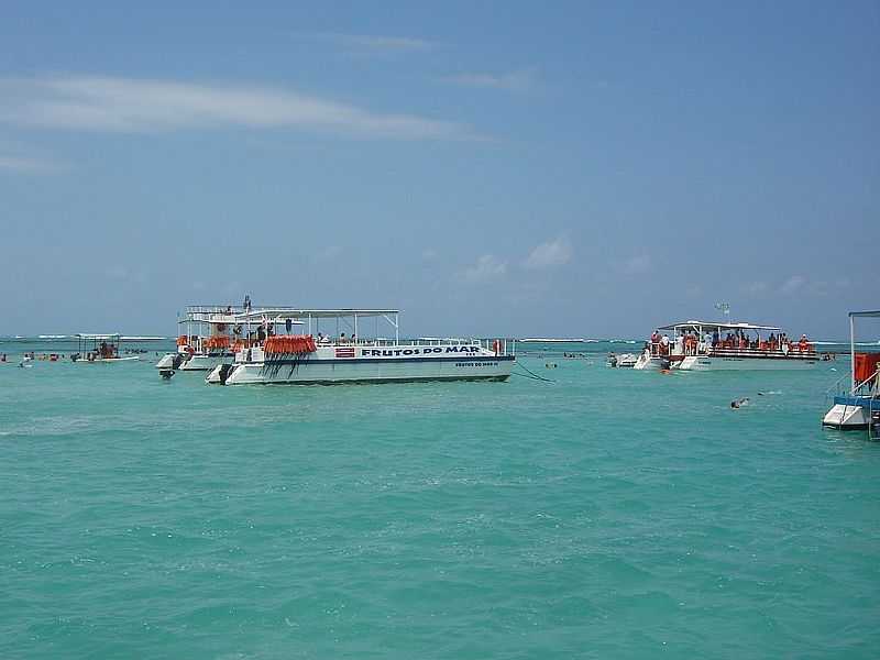 MARAGOGI-AL-BARCOS DE TURISTAS E A BARREIRA DE CORAIS-FOTO:ENIOPRADO - MARAGOGI - AL