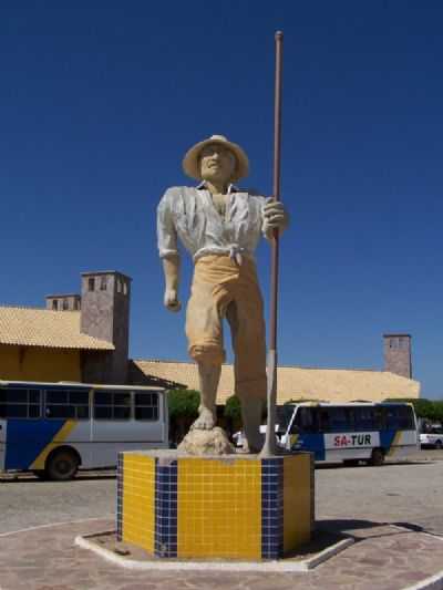 ESTTUA DO PESCADOR EM FRENTE AO PARQUE AQUTICO., POR ADRIANO PEREIRA DE BRITO - XIQUE-XIQUE - BA