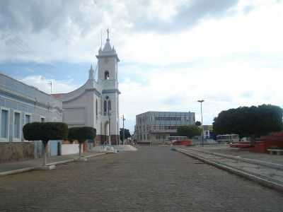 IGREJA SENHOR DO BONFIM AO FUNDO A PREFEITURA., POR ADRIANO PEREIRA DE BRITO. - XIQUE-XIQUE - BA