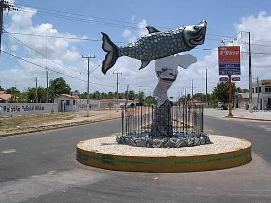 O PEIXE CAMURUPIM NA ENTRADA DA CIDADE-FOTO:ERASMOANDRADE - ACARA - CE