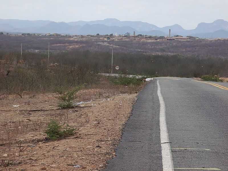 ALTO SANTO-CE-CHEGANDO NA CIDADE-FOTO:HELIO FREIRE DA SILVA  - ALTO SANTO - CE