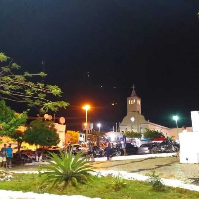 ESSA FOTO MOSTRA COMO FICA LINDA A CIDADE A NOITE NA MATRIZ, POR SANDRA MARIA MATOS CARNEIRO - APUIARS - CE