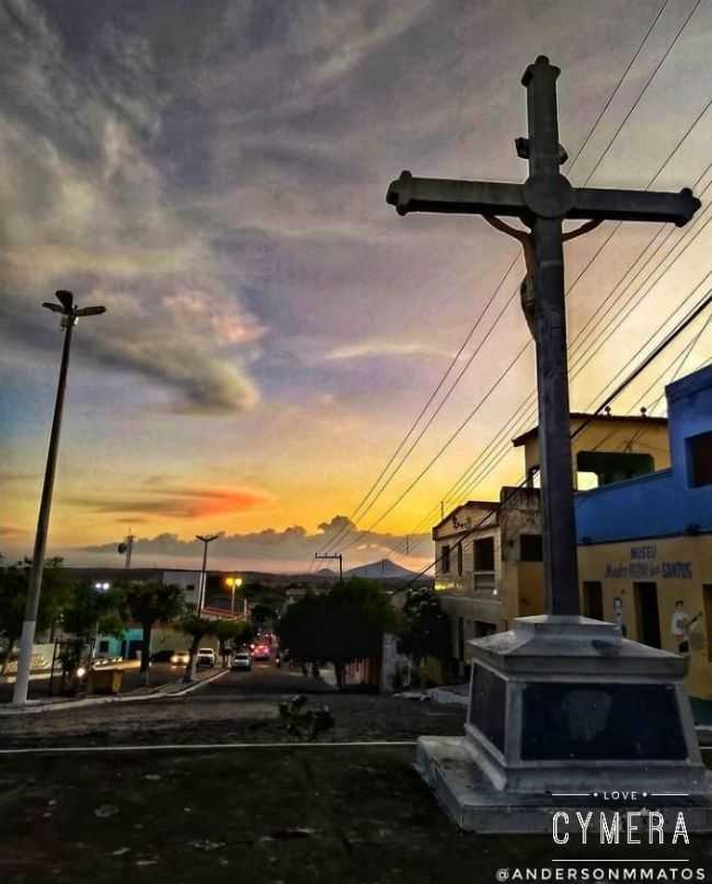 VISTA DA FRENTE DA IGREJA PARA O CENTRO DA CIDADE, POR SANDRA MARIA MATOS CARNEIRO - APUIARS - CE