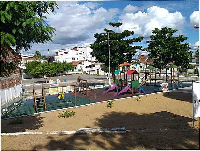 APUIARS- PLAYGROUND NA PRAA LAURISTON, POR SANDRA MARIA MATOS CARNEIRO - APUIARS - CE