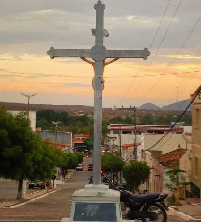 LTIMOS RAIOS DE SOL NO FIM DE TARDE EM APUIARS. VISTA DA CALADA DA PARQUIA, EM DESTAQUE O CRUZEIRO, AO FUNDO A RUA 25 DE JANEIRO, AS MATAS DA COMUNIDADE DE BOA VISTA E AS SERRAS DA CIDADE VIZINHA, GENERAL SAMPAIO., POR SANDRA MARIA MATOS CARNEIRO - APUIARS - CE