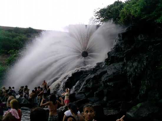 BANHO EM BOQUEIRO, POR RUI - APUIARS - CE