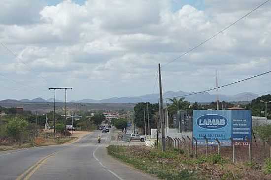 AVENIDA DE ENTRADA DA CIDADE DE ARACOIABA-CE-FOTO:ANDRE PIMENTEL - ARACOIABA - CE