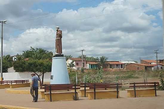 IMAGEM DE SO FRANCISCO NA ENTRADA DA CIDADE DE ARACOIABA-CE-FOTO:ANDRE PIMENTEL - ARACOIABA - CE