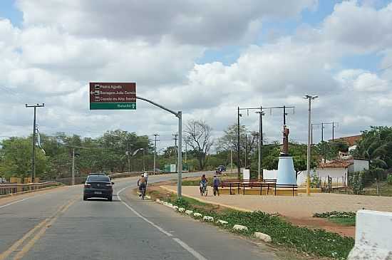 SAINDO DA CIDADE DE ARACOIABA-CE-FOTO:ANDRE PIMENTEL - ARACOIABA - CE