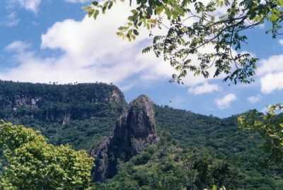 VISTA DA PEDRA DO PENDURADO, PRXIMO AO TELEFRICO DE UBAJARA, A 3KM DE ARATICUM., POR FBIO AGUIAR - ARATICUM - CE