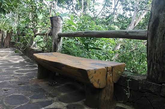 BANCO DE TRONCO DE MADEIRA NO ARAJARA PARK EM BARBALHA-CE-FOTO:THIAGO DOS PASSOS - BARBALHA - CE