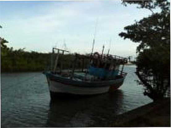 BARCO DE PESCA EM UM DOS BRAOS DO RIO CHOR EM BARRA NOVA-FOTO:THOMAS MOORE - BARRA NOVA - CE