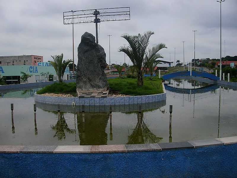 GUA AZUL DO NORTE-PA-MONUMENTO NA PRAA CENTRAL-FOTO:JANDEVNIA MELO - MINADOR DO NEGRO - AL