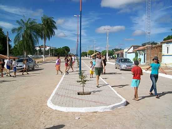 AVENIDA SAMPAIO LACERDA EM VILA BARREIROS-FOTO:MIGUEL SAMPAIO LACER - BARREIROS - CE