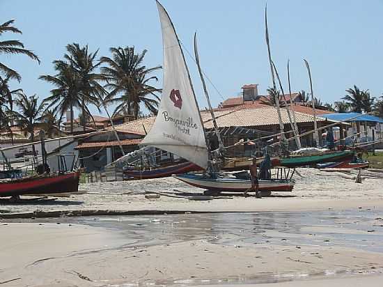 BARCOS NA PRAIA DAS FONTES EM BEBERIBE-FOTO:ISA LANZIANI - BEBERIBE - CE