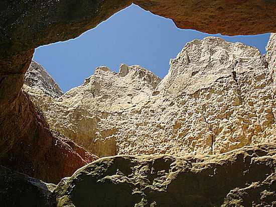 CAVERNA NA PRAIA DO MORRO BRANCO EM BEBERIBE-FOTO:PAULO YUJI TAKARADA - BEBERIBE - CE