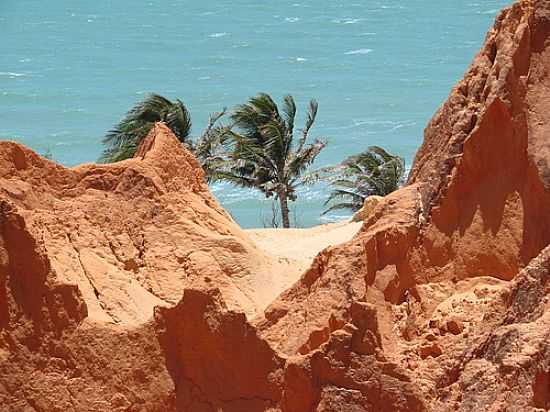 MONUMENTO NATURAL DAS FALSIAS DE BEBERIBE-LOCAL DAS AREIAS COLORIDAS USADAS EM ARTESANATOS-FOTO:ISA LANZIANI - BEBERIBE - CE