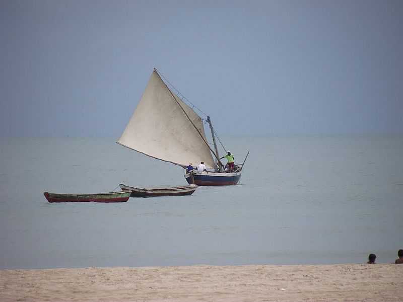 BITUPIT-CE-PESCADORES NA PRAIA DE BITUPIT-FOTO:REGINALDO TEIXEIRA GOMES - BITUPIT - CE