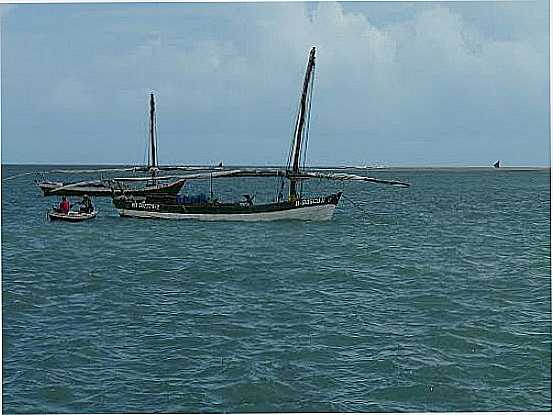 BARCOS PESQUEIROS NO MAR DE CAMOCIM-FOTO:SUKARNO CRUZ - CAMOCIM - CE